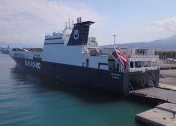 U.N. Ro-Ro ile Yunanistan’ın Patras Limanı’nda Türk Bayrağı dalgalanıyor