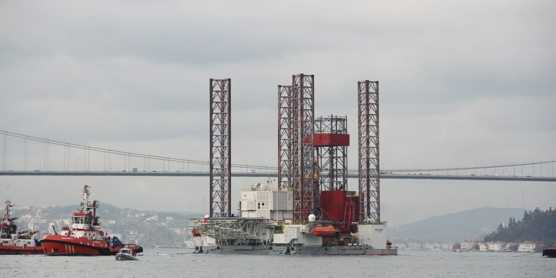 Dev platform Boğaz’dan geçti