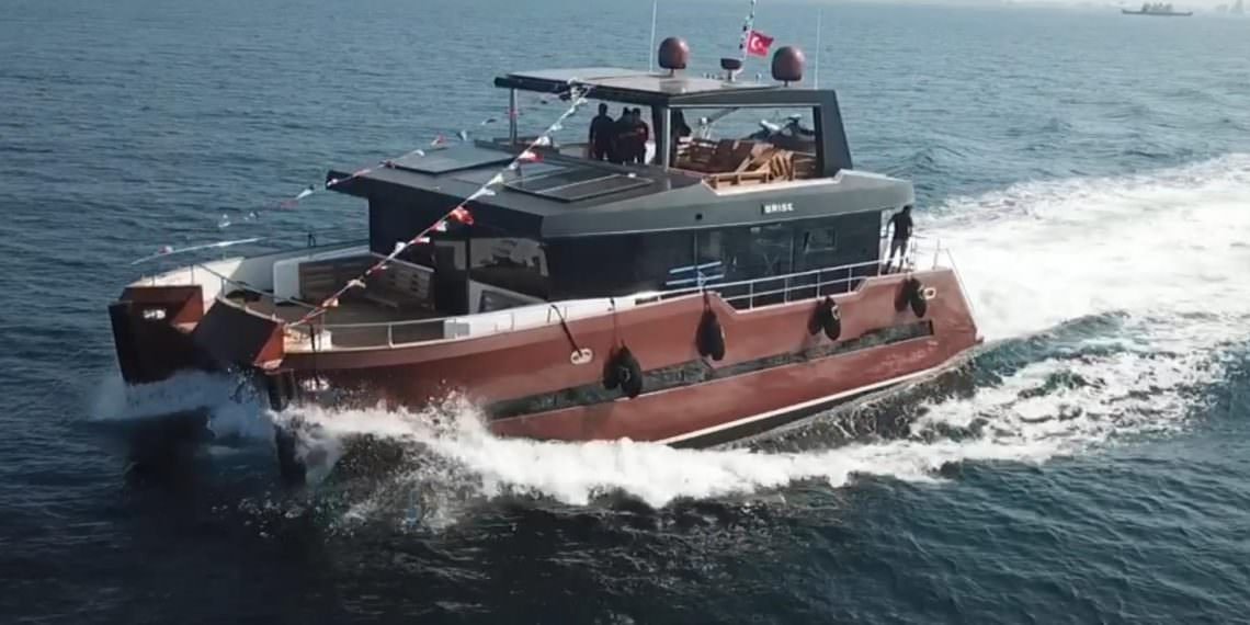 AYDEN MARİNE DİZAYNI KATAMARAN MOTORYAT SUYA İNDİ