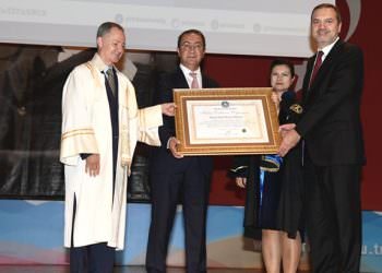 PRÜ’DEN SUAT HAYRİ AKA’YA FAHRİ DOKTORA