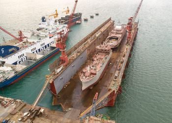 TÜRKİYE’DE BİR İLK: DEV GEMİ KIRKAYAK SİSTMİYLE SUYA İNDİ