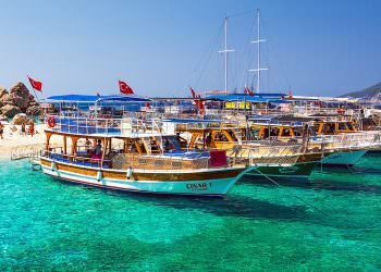 ANTALYA’DA DENİZ TURİZMİ YENİDEN HAREKETLENDİ