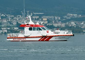 KEGM EKİPLERİ BATAN TEKNEDEN 8 KİŞİYİ KURTARDI