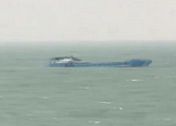 BASRA KÖRFEZİ’NDE DEMİR YÜKLÜ İRAN GEMİSİ BATTI