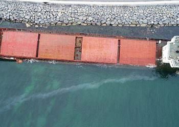 ZEYTİNBURNU’NDA KARAYA OTURAN GEMİ YAKIT SIZDIRMAYA BAŞLADI