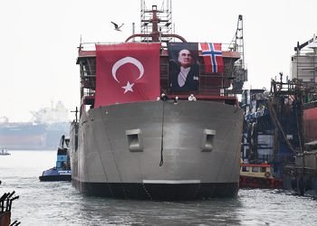 CANLI BALIK TAŞIMA GEMİSİ SKROVA, SUYLA BULUŞTU