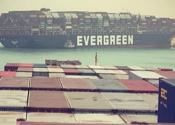 SÜVEYŞ KANALI’NDA GEMİ KARAYA OTURDU, DÜNYA TİCARETİ DURDU