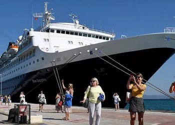 16 AY SONRA İLK KRUVAZİYER LİMANA YANAŞTI