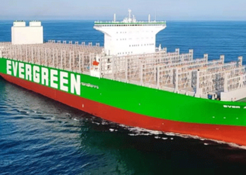 DÜNYANIN EN BÜYÜK KONTEYNER GEMİSİ SUYA İNDİ