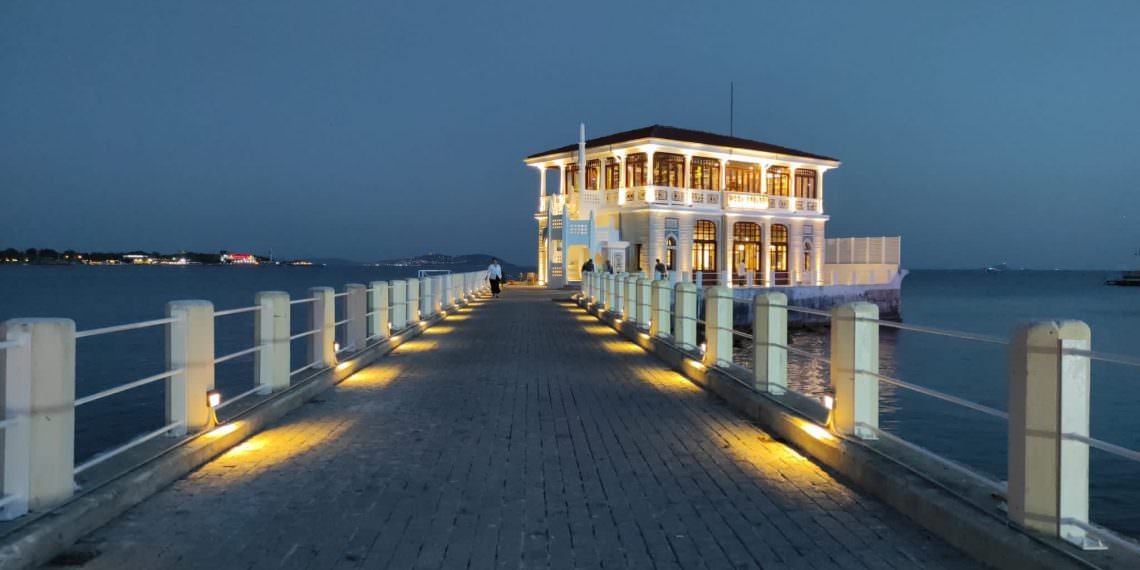 TARİHİ MODA İSKELESİ DENİZ MANZARALI KÜTÜPHANAYE DÖNÜŞTÜ