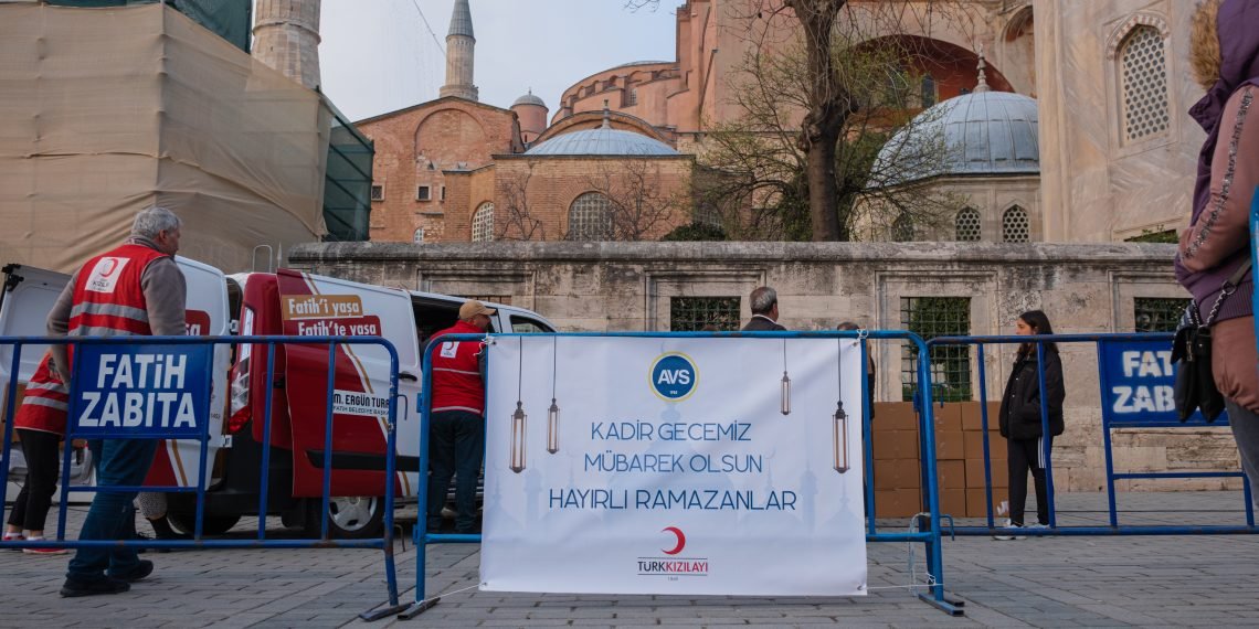 AVS’DEN GELENEKSELLEŞEN İFTAR YEMEĞİ YERİNE KIZILAY’A BAĞIŞ