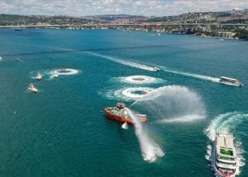 KIYI EMNİYETİ, ŞEHİTLER VE GAZİLER ANISINA İSTANBUL BOĞAZI’NDA SAYGI SEYRİ GERÇEKLEŞTİRDİ