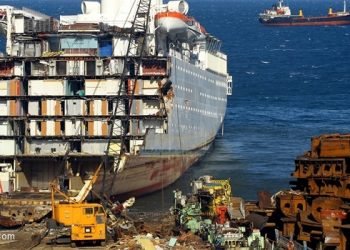 DEV GEMİLER ALİAĞA’DA GERİ DÖNÜŞÜME KAZANDIRILIYOR