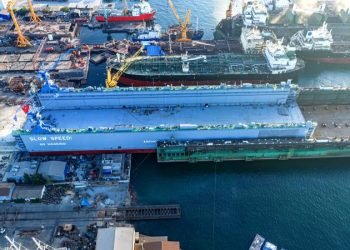 DEV YÜZER HAVUZLA TÜRKİYE’NİN TEK PARÇA EN AĞIR TAŞIMA REKORU KIRILDI