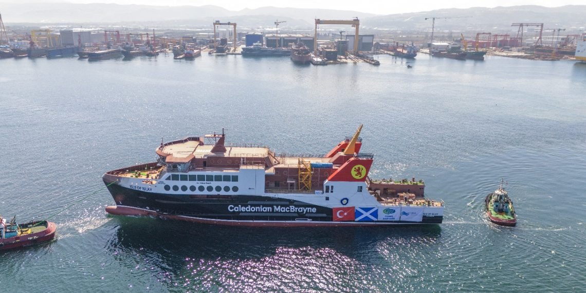 Cemre Tersanesi Isle of Islay isimli feribotu suya indirdi