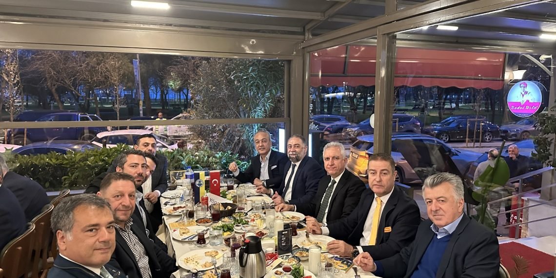 Denizci Fenerbahçeliler Derneği iftar yemeği düzenledi