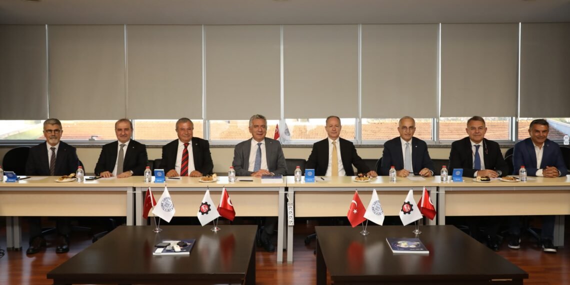 İstanbul Sanayi Odası Yönetimi, Türk Loydu Vakfı Yönetimini Ziyaret Etti