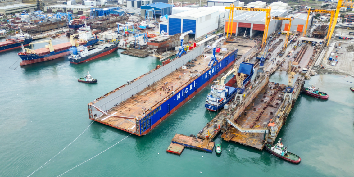 Hicri Ercili yüzer havuzunu denize indirdi