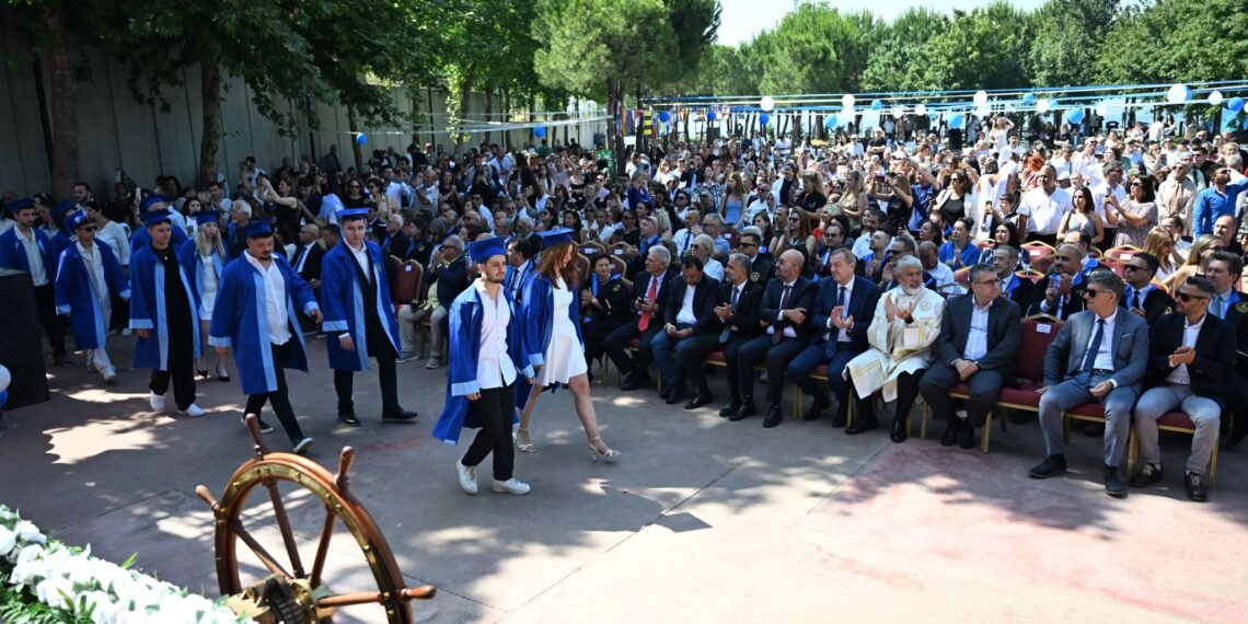 Piri Reis Üniversitesi mezunlarını uğurladı