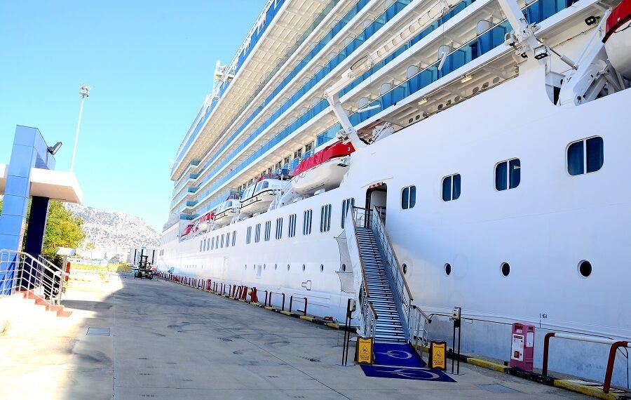 QTerminals Antalya, kruvaziyer gemisi MV Allura’yı ilk kez ağırladı