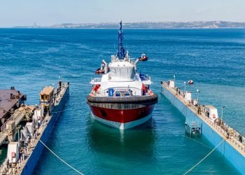 SANMAR, dünyanın ilk metanol yakıtlı römorkörünü denize indirdi