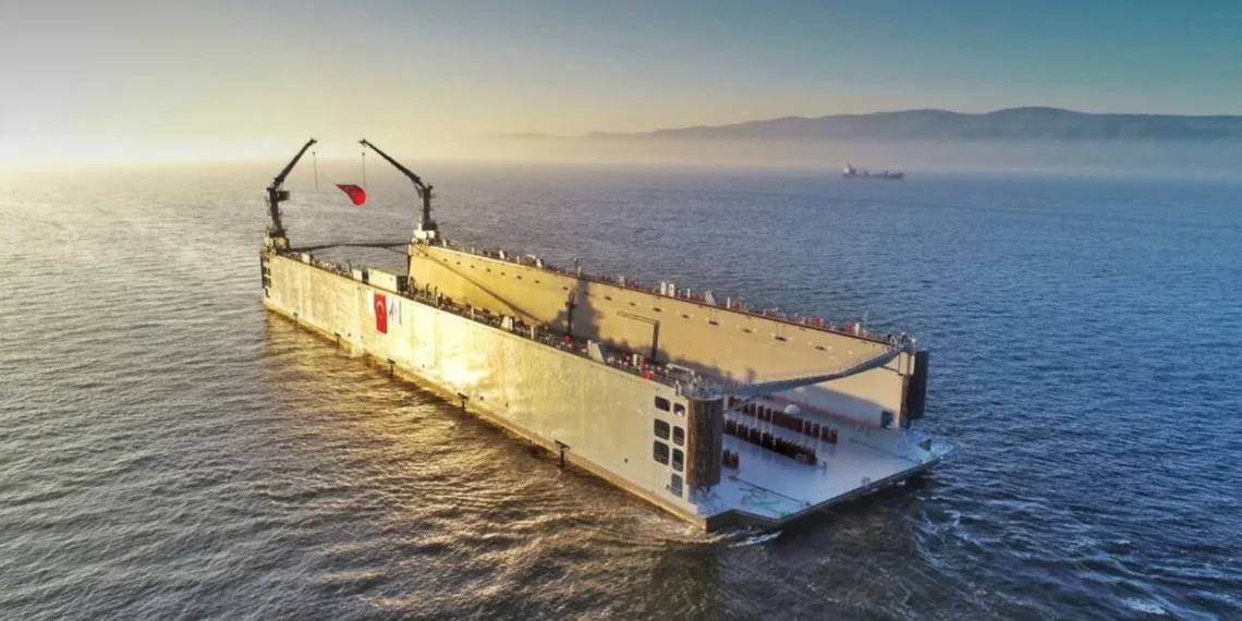 Hat-San’ın 230 metrelik yüzer havuzu suya indirildi