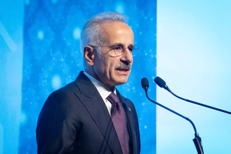 Bakan Uraloğlu: Hürmüz Boğazı’nda 15 Türk sahipli gemi beklemede