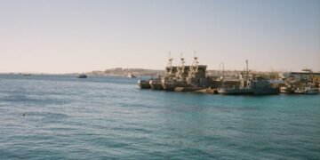 Hürmüz Boğazı’nda armatörlere uyarı: Savaş riski teminatı kalktı, trafik yavaşladı