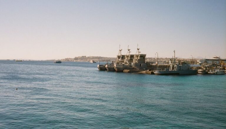 Hürmüz Boğazı’nda armatörlere uyarı: Savaş riski teminatı kalktı, trafik yavaşladı