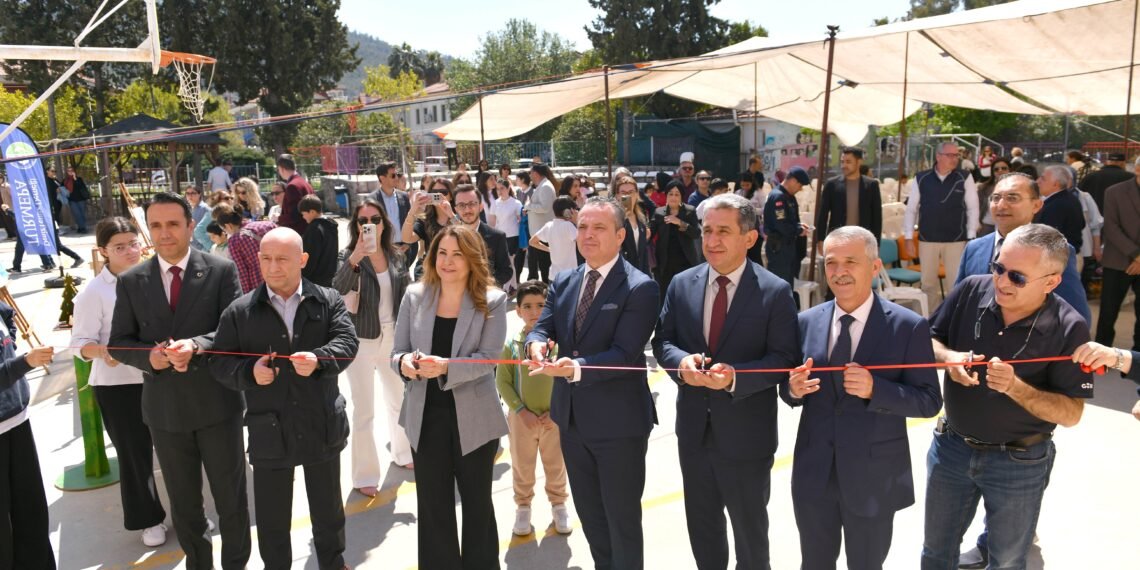 DenizTemiz Derneği/ TURMEPA, sürdürülebilir gelecek vizyonu doğrultusunda çevre eğitimlerini teknolojiyle buluşturmaya devam ediyor. Milli Eğitim Bakanlığı Temel Eğitim Genel Müdürlüğü iş birliğiyle hayata geçirilen “Göcek’te Maviyi Kodluyoruz” eğitim projesi kapsamında, Göcek Deniz Temiz Ortaokulu’nda Vedia Nil Apak robotik kodlama ve üretim becerileri sınıfı öğrencilerle buluştu. Derneğin beşinci kodlama sınıfı olan bu yeni eğitim alanında öğrenciler; robotik kodlama, üç boyutlu tasarım ve yapay zekâ uygulamalarıyla tanışırken, aynı zamanda denizlerin korunmasına yönelik projeler geliştirme fırsatı bulacak.