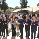 DenizTemiz Derneği/ TURMEPA, sürdürülebilir gelecek vizyonu doğrultusunda çevre eğitimlerini teknolojiyle buluşturmaya devam ediyor. Milli Eğitim Bakanlığı Temel Eğitim Genel Müdürlüğü iş birliğiyle hayata geçirilen “Göcek’te Maviyi Kodluyoruz” eğitim projesi kapsamında, Göcek Deniz Temiz Ortaokulu’nda Vedia Nil Apak robotik kodlama ve üretim becerileri sınıfı öğrencilerle buluştu. Derneğin beşinci kodlama sınıfı olan bu yeni eğitim alanında öğrenciler; robotik kodlama, üç boyutlu tasarım ve yapay zekâ uygulamalarıyla tanışırken, aynı zamanda denizlerin korunmasına yönelik projeler geliştirme fırsatı bulacak.