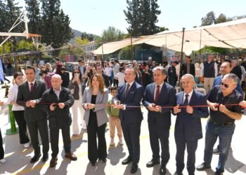 DenizTemiz Derneği/ TURMEPA, sürdürülebilir gelecek vizyonu doğrultusunda çevre eğitimlerini teknolojiyle buluşturmaya devam ediyor. Milli Eğitim Bakanlığı Temel Eğitim Genel Müdürlüğü iş birliğiyle hayata geçirilen “Göcek’te Maviyi Kodluyoruz” eğitim projesi kapsamında, Göcek Deniz Temiz Ortaokulu’nda Vedia Nil Apak robotik kodlama ve üretim becerileri sınıfı öğrencilerle buluştu. Derneğin beşinci kodlama sınıfı olan bu yeni eğitim alanında öğrenciler; robotik kodlama, üç boyutlu tasarım ve yapay zekâ uygulamalarıyla tanışırken, aynı zamanda denizlerin korunmasına yönelik projeler geliştirme fırsatı bulacak.