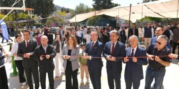 DenizTemiz Derneği/ TURMEPA, sürdürülebilir gelecek vizyonu doğrultusunda çevre eğitimlerini teknolojiyle buluşturmaya devam ediyor. Milli Eğitim Bakanlığı Temel Eğitim Genel Müdürlüğü iş birliğiyle hayata geçirilen “Göcek’te Maviyi Kodluyoruz” eğitim projesi kapsamında, Göcek Deniz Temiz Ortaokulu’nda Vedia Nil Apak robotik kodlama ve üretim becerileri sınıfı öğrencilerle buluştu. Derneğin beşinci kodlama sınıfı olan bu yeni eğitim alanında öğrenciler; robotik kodlama, üç boyutlu tasarım ve yapay zekâ uygulamalarıyla tanışırken, aynı zamanda denizlerin korunmasına yönelik projeler geliştirme fırsatı bulacak.