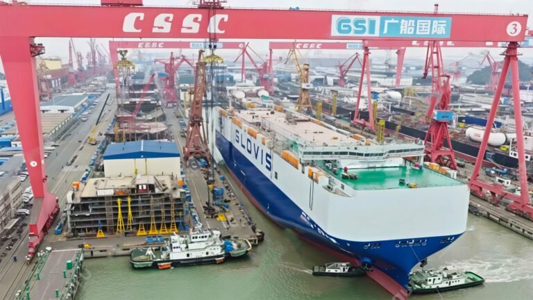 Çin, Dev Araç Taşıma Gemisini Hizmete Sundu