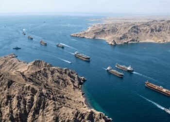 Uluslararası Denizcilik Odası (BIMCO), bölgedeki kaosu fırsata çeviren dolandırıcıların e-posta yoluyla gemilerden para talep ettiğini duyurdu. Sektör yetkilileri, sahte resmî kimliklerle yapılan bu girişimlere karşı dikkatli olunması çağrısında bulundu.