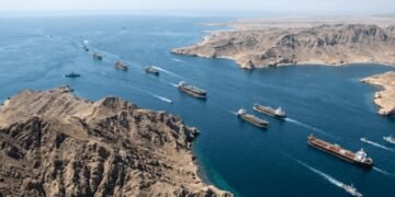 Uluslararası Denizcilik Odası (BIMCO), bölgedeki kaosu fırsata çeviren dolandırıcıların e-posta yoluyla gemilerden para talep ettiğini duyurdu. Sektör yetkilileri, sahte resmî kimliklerle yapılan bu girişimlere karşı dikkatli olunması çağrısında bulundu.