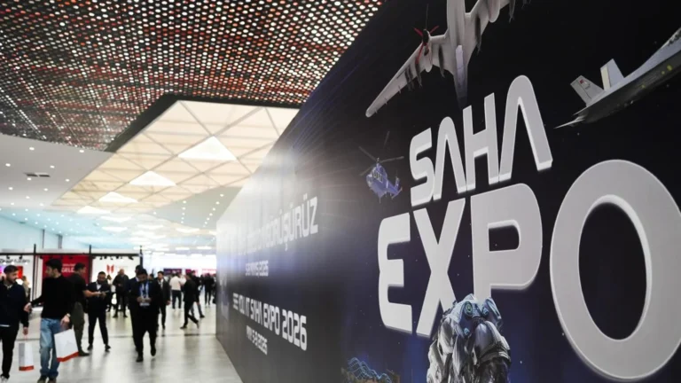 Türkiye’nin savunma, havacılık ve uzay sanayindeki yükselen gücünü tüm dünyaya gösterecek olan SAHA 2026 Uluslararası Savunma ve Havacılık Fuarı, 5-9 Mayıs 2026'da İstanbul’da kapılarını açıyor. Bu yılki edisyon, önceki fuarlara göre hem ölçek hem de katılım rekorlarıyla dikkat çekiyor.