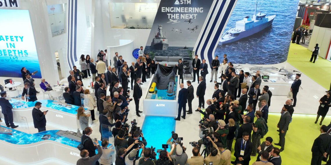 Türk savunma sanayisinin mühendislik ve teknoloji üssü STM, SAHA 2026 Uluslararası Savunma, Havacılık ve Uzay Sanayii Fuarı’na damga vurmaya hazırlanıyor. 5-9 Mayıs 2026 tarihleri arasında İstanbul Fuar Merkezi’nde (İFM) düzenlenecek olan fuarda STM, hava ve deniz sahalarında devrim yaratacak 6 yeni milli insansız sistemini ilk kez dünya vitrinine çıkaracak.