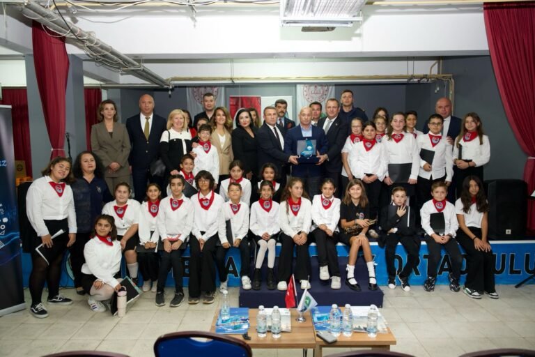 ‘’Ayvalık’ta Maviyi Kodluyoruz” projesi ile çevre eğitimleri teknolojiyle buluştu