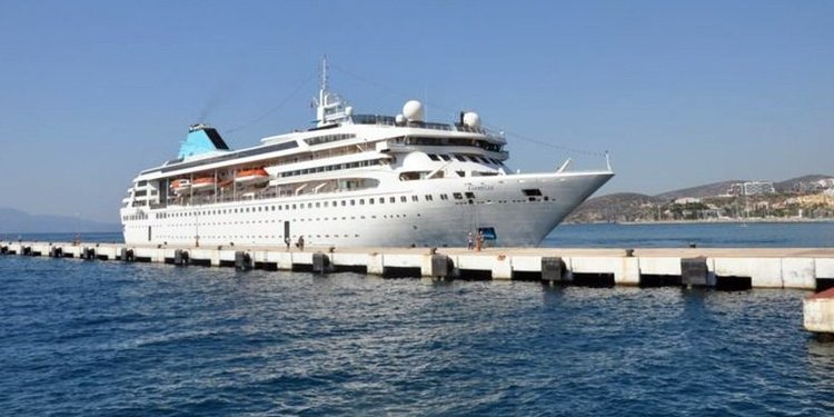 KUŞADASI’NA 2020’NİN İLK KRUVAZİYERİ YANAŞTI