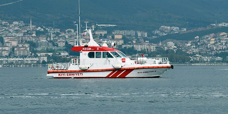 KEGM EKİPLERİ BATAN TEKNEDEN 8 KİŞİYİ KURTARDI