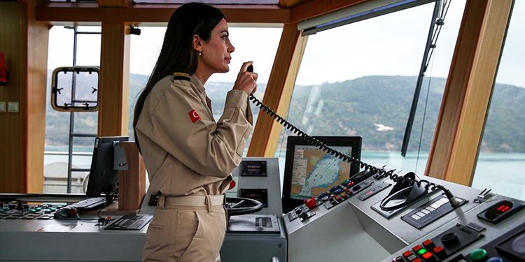 KEGM’NİN İLK KADIN RÖMORKÖR KAPTANI DÜMEN BAŞINDA