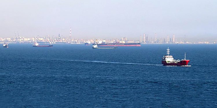 İZMİT KÖRFEZİ’Nİ KİRLETEN GEMİLERE 5,8 MİLYON TL CEZA KESİLDİ