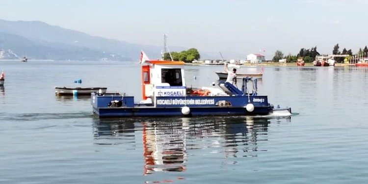KÖRFEZ’DE GEMİ VE KIYILARDAN 12 BİN METREKÜP ATIK TOPLANDI