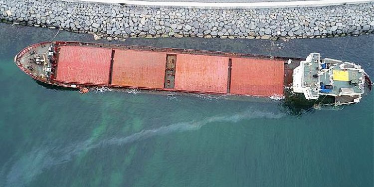 ZEYTİNBURNU’NDA KARAYA OTURAN GEMİ YAKIT SIZDIRMAYA BAŞLADI