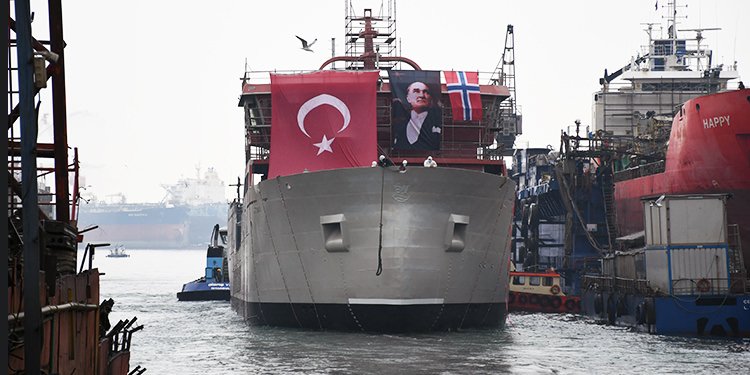 CANLI BALIK TAŞIMA GEMİSİ SKROVA, SUYLA BULUŞTU