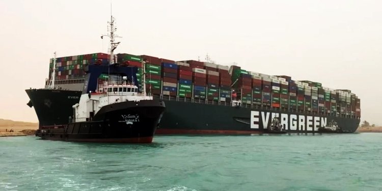 SÜVEYŞ KANALI’NI TIKAYAN EVER GİVEN GEMİSİ YÜZDÜRÜLDÜ