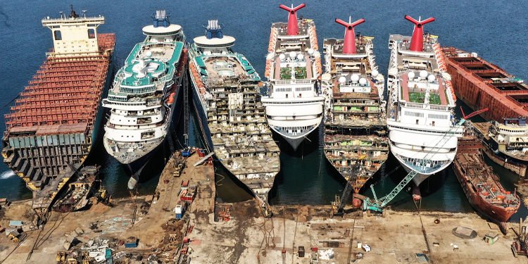 2021’DE ALİAĞA’YA SÖKÜM İÇİN 53 GEMİ GELDİ