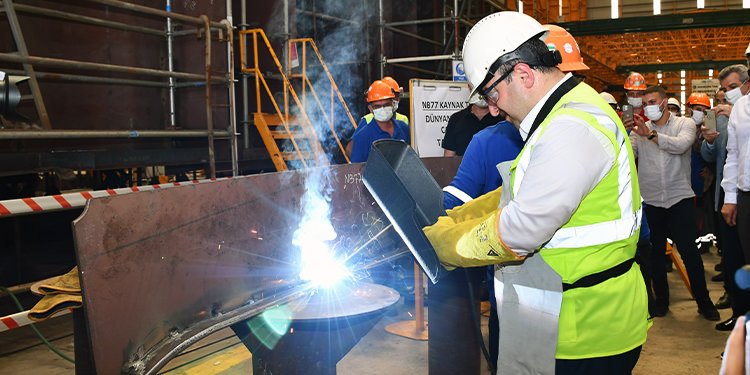 DÜNYANIN EN BÜYÜK CANLI BALIK TAŞIMA GEMİSİNİN İLK KAYNAĞI BAKAN VARANK’TAN