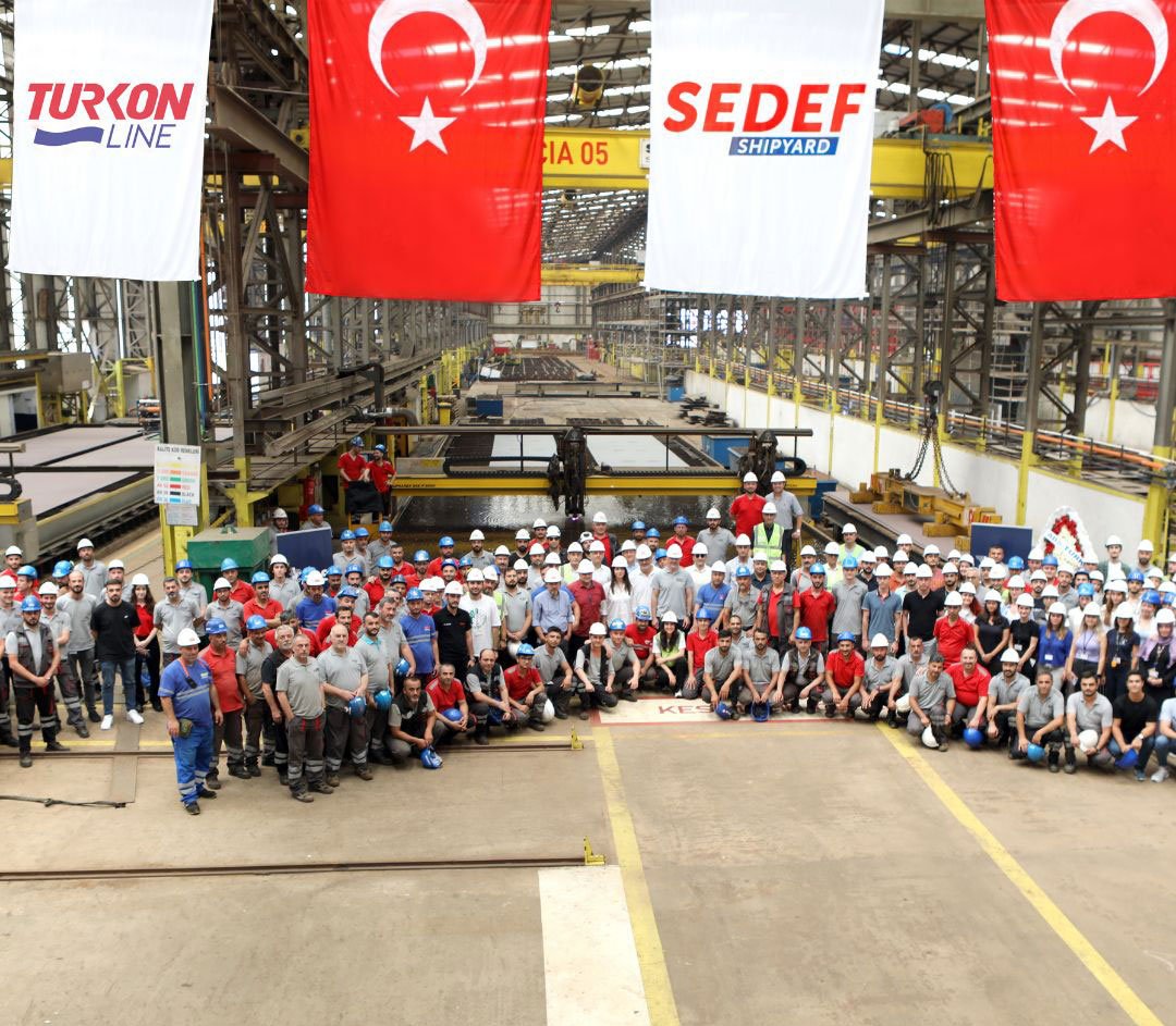 SEDEF TERSANESİ 4012 TEU’LUK YENİ GEMİSİNİN SAC KESİMİ YAPILDI